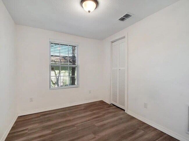 Building Photo - Affordable and Renovated 2/1!
