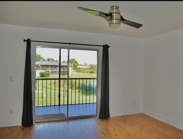 Building Photo - 1627 Meadows Cir W