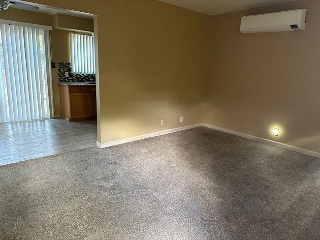 Building Photo - BEAUTIFUL DUPLEX