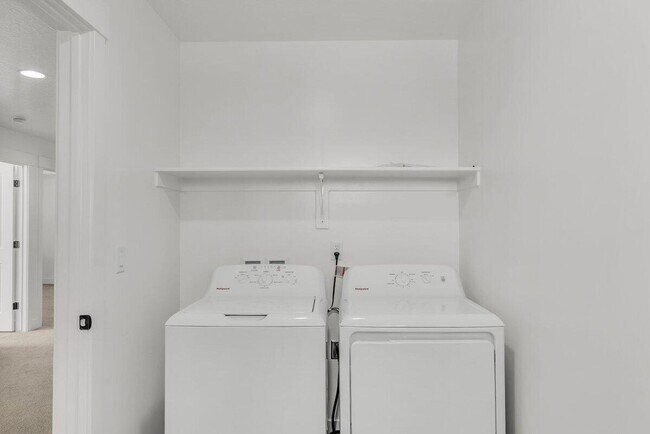 Building Photo - Stunning End-Unit in South Desert Townhomes