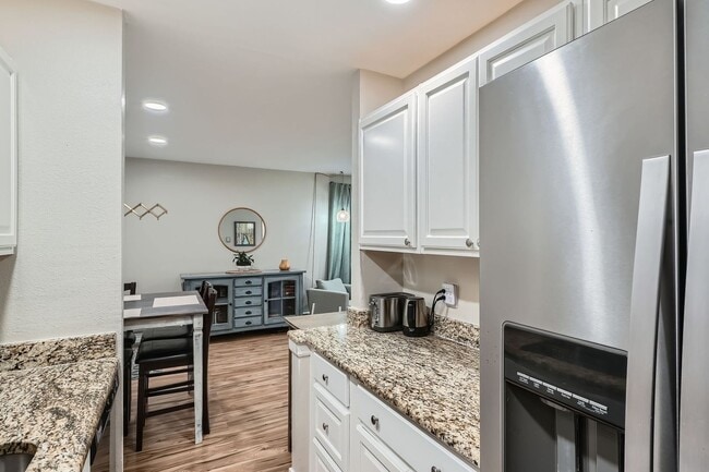 Building Photo - Modern Comfort Meets City Convenience in D...