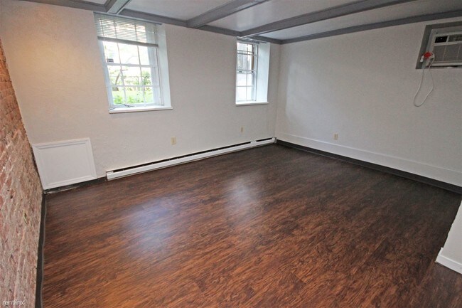 Building Photo - 2 br, 1 bath  - Walnut Commons Garden Level