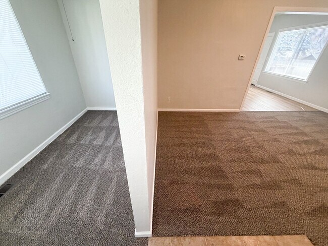 Building Photo - 2 BED, 1 BATH HOUSE