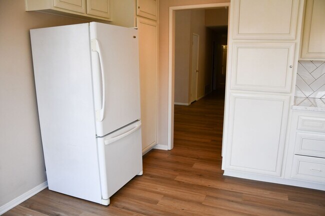 Building Photo - Newly remodeled and updated