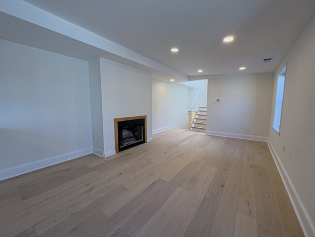 Building Photo - 1919 Mt Vernon St