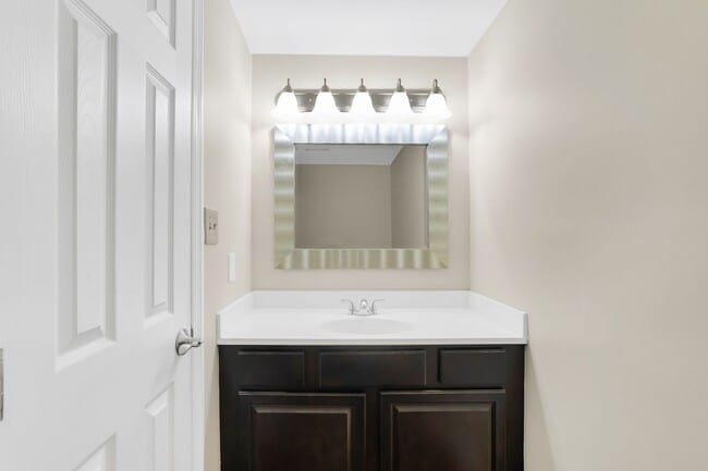 Building Photo - Charming First Floor Condo Available for Rent