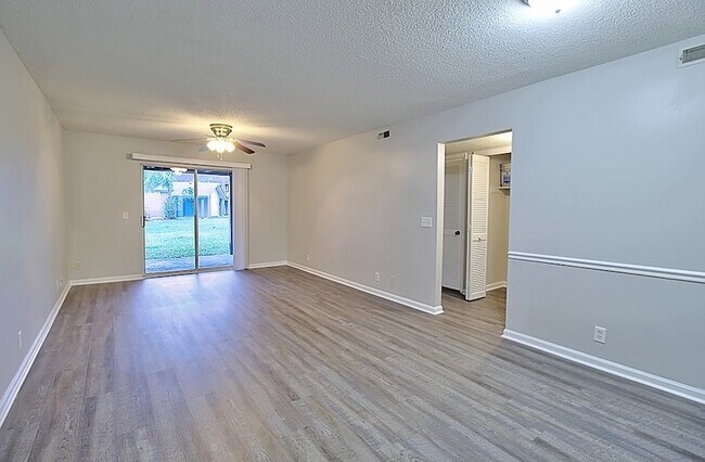 Building Photo - 910 Brett Dr
