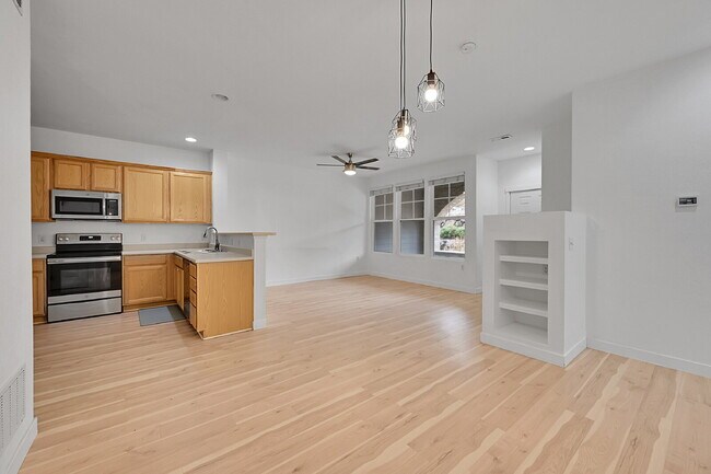 Building Photo - $2,350 - 2 Bed, 2 Bath Condo in Aurora wit...