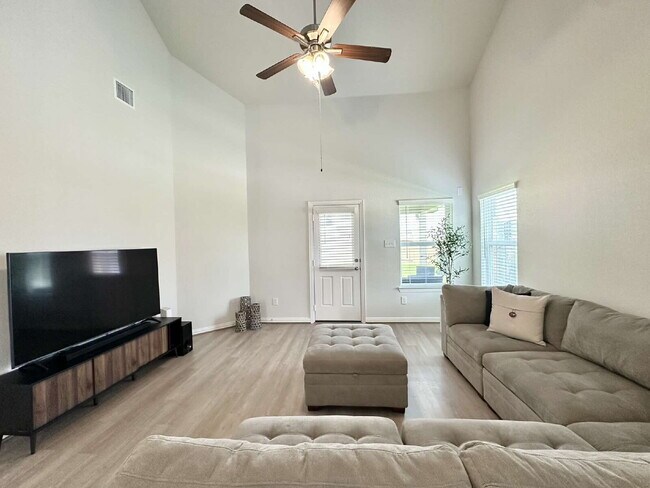 Building Photo - Charming 4-Bedroom Retreat with Granite Accents & Hardwood Elegance in Alvin!