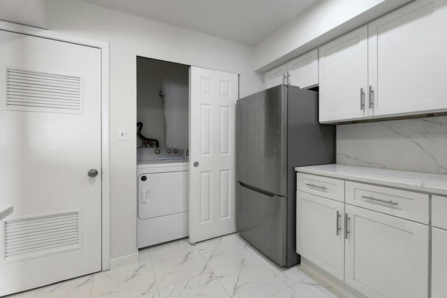 Building Photo - 806 Spinnaker Ct