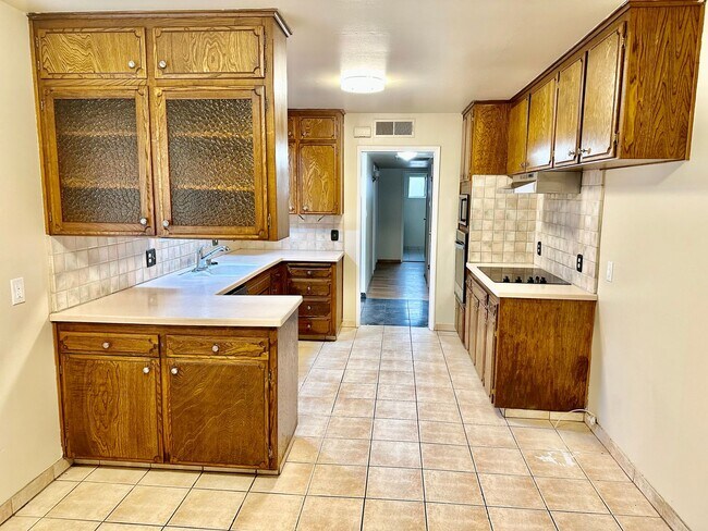 Building Photo - Spacious North Fresno 4/3 with Pool