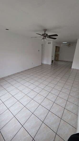 Building Photo - 2929 W Oak Ridge Rd