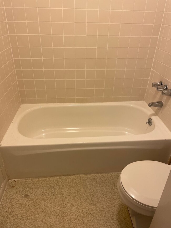 Building Photo - Sweet little Bungalow Near Old Town!