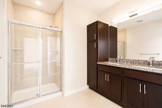 Building Photo - 723 Lorhan Dr