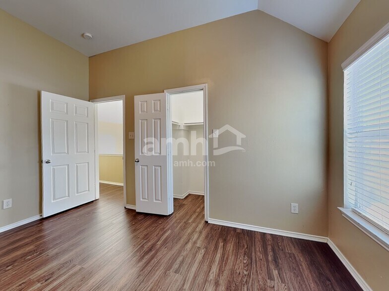 Building Photo - 2718 Lakecrest Way Dr