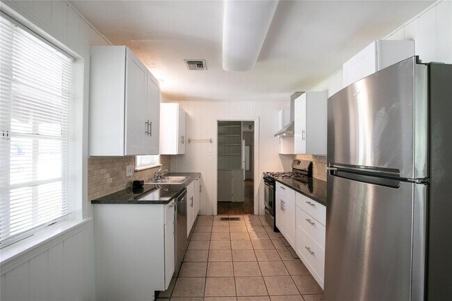 Building Photo - 1811 E 39th St