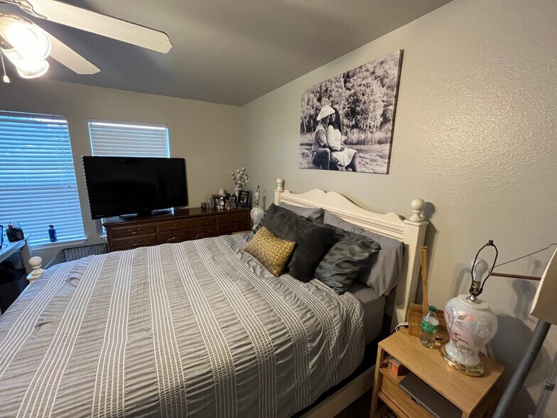 Building Photo - 702 Claremont Pky