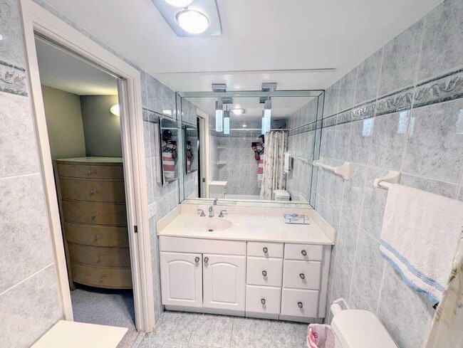 Building Photo - 3150 N Palm Aire Dr