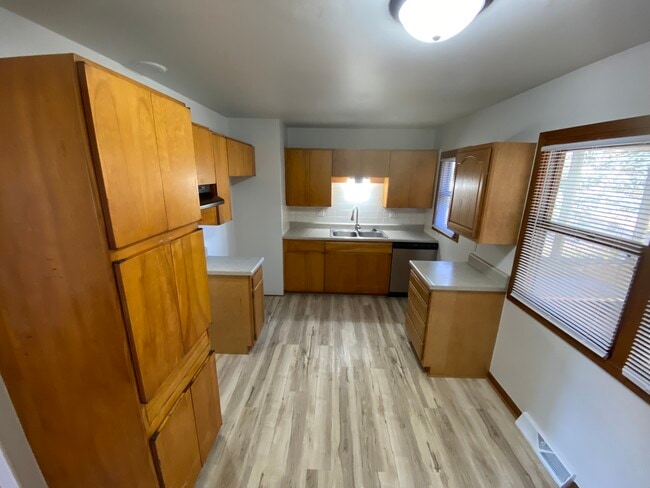 Building Photo - 4000 SE Mercier St