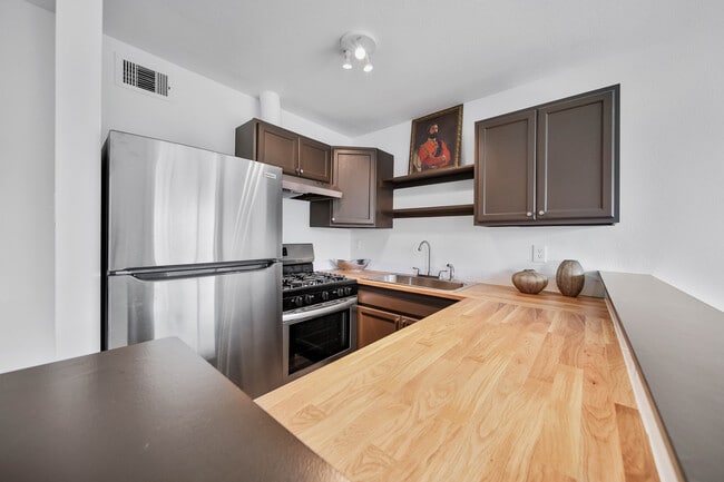 Huges St, 1408-11 - Boutique Living Near University of Houston