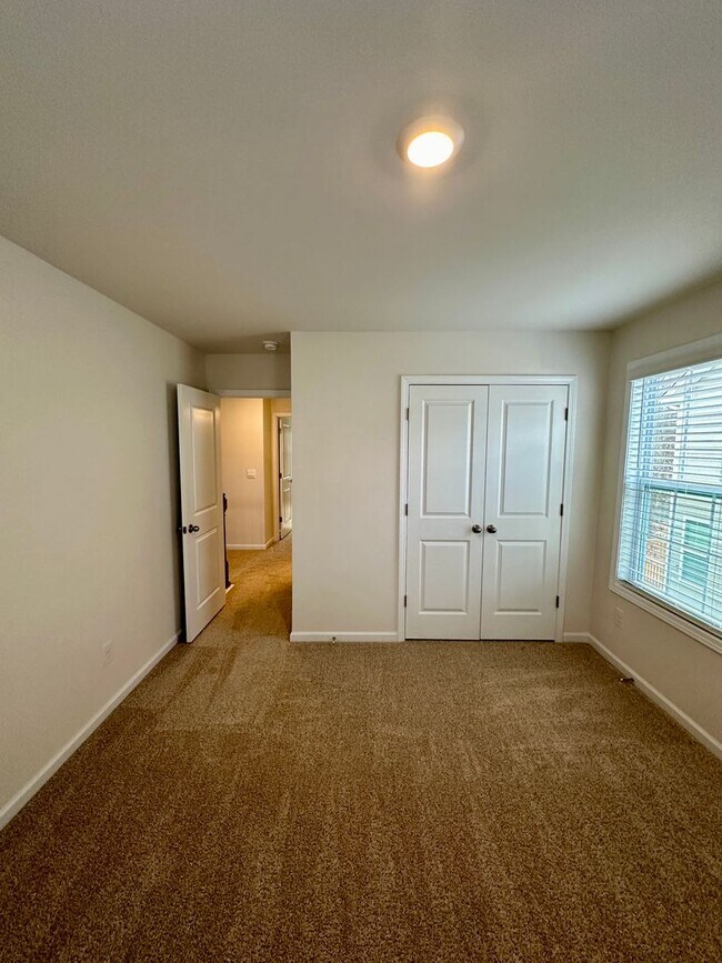 Building Photo - Beautiful 4BR/3BA Home in Falls Cove @ Lak...
