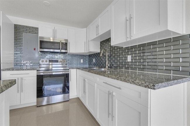 Building Photo - 5520 SW 91 Ave