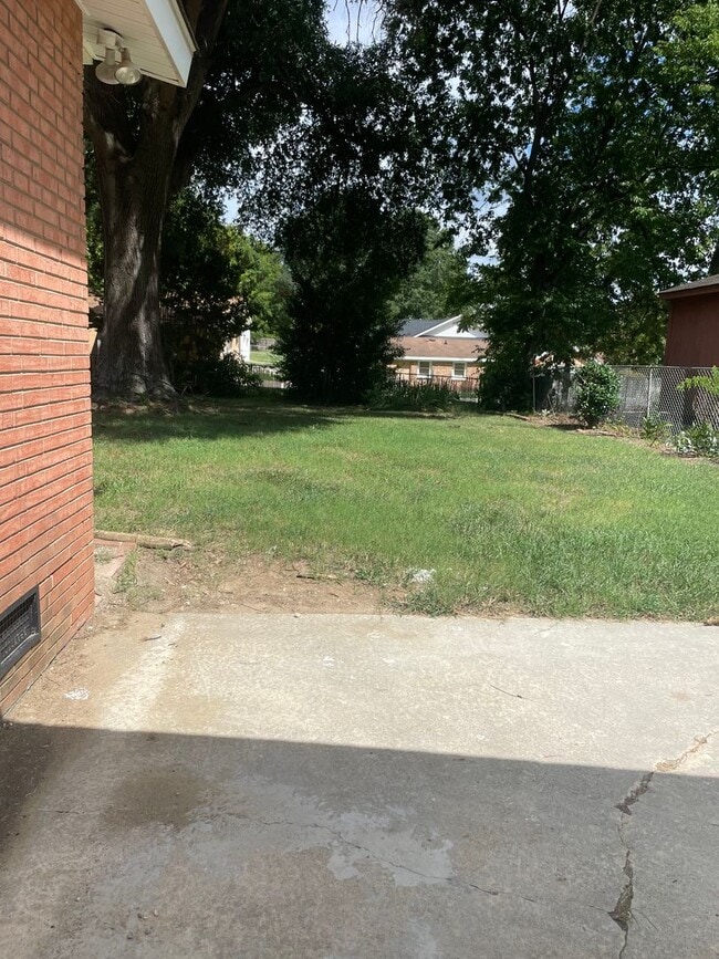 Building Photo - Adorable 3 Bedroom with Updates