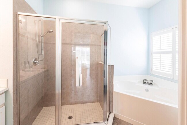 Building Photo - Rare 5 Bedroom Pool Home in Gated Community