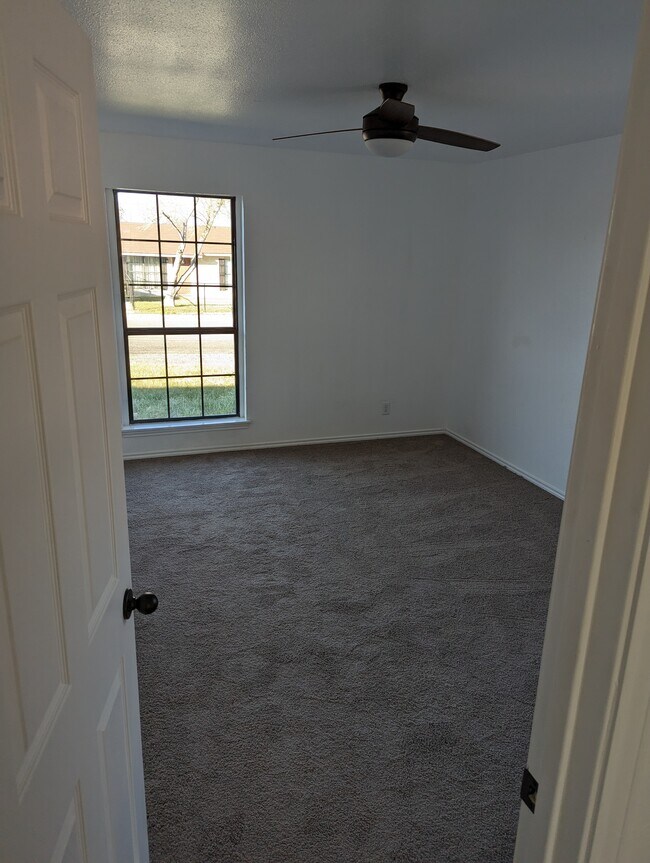 bedroom 2 - 107 W Mesquite St