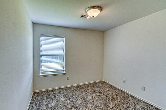 Building Photo - 15712 Bennett Dr