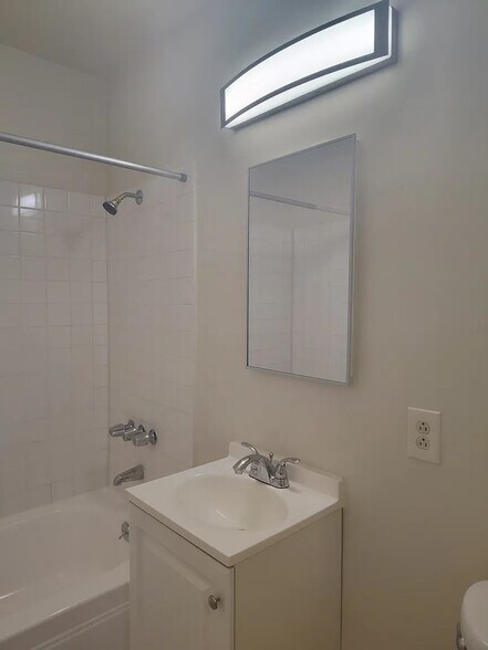 Building Photo - 6510 Marbrisa Ave