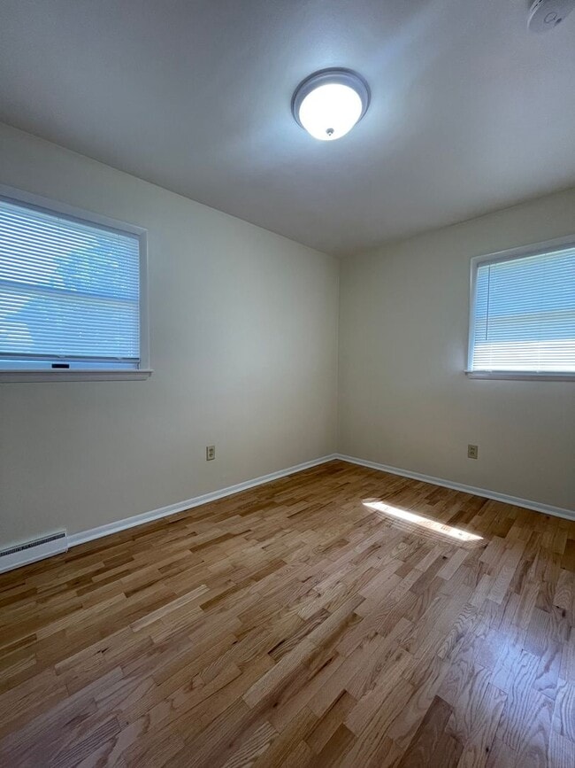 Building Photo - Three Bedroom Ranch in Portage