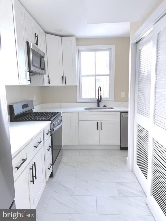 Building Photo - 216 S Henry St