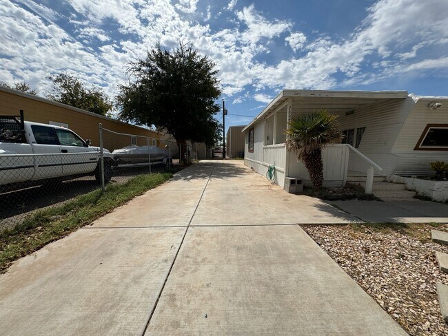 Building Photo - 2 BR Willow Beach with BOAT/RV Marina Membership available!