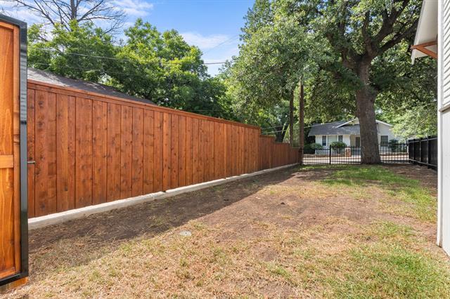 Building Photo - 607 S Alamo St