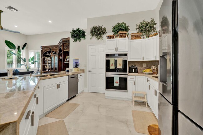 Building Photo - Elegant 4-Bedroom Pool Home in Exclusive G...