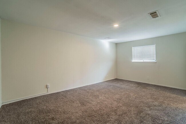 Building Photo - Newly Remodeled & Ready to Move In!