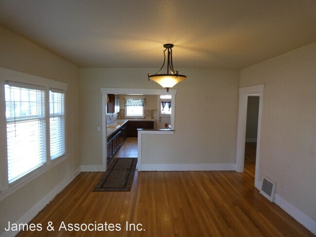 Building Photo - 3 br, 1 bath House - 221 W 9th Street