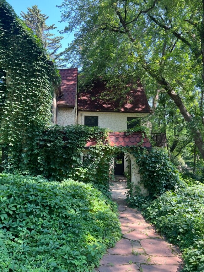 Beautiful Italian-like arch into private patio - 27 S Riverview Hts