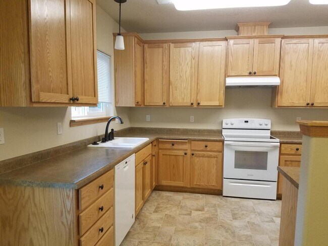 Building Photo - 1050 SW Princeton Pl