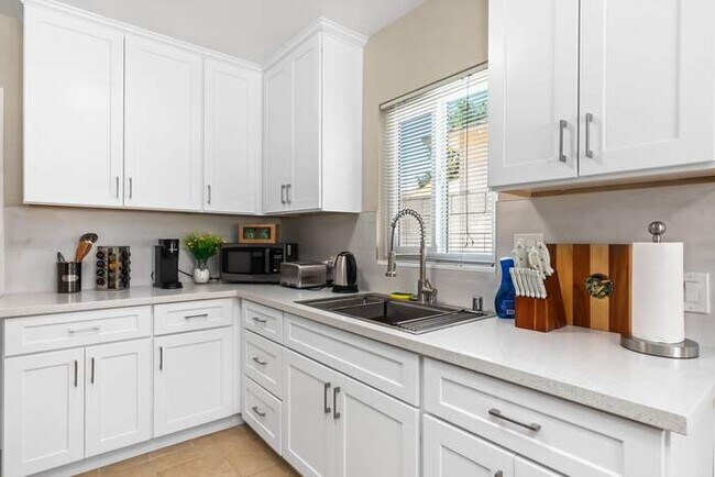 Building Photo - Modern Retreat with Spacious Yard & Cozy Interiors