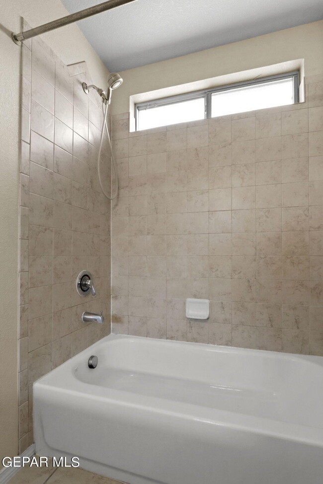 Building Photo - 2240 Decamp Point Pl