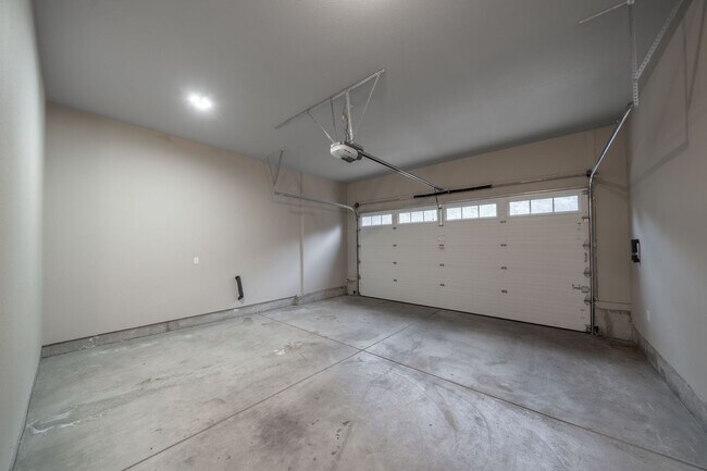 Building Photo - 9965 SE Taggart St