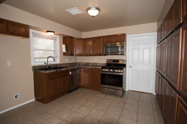 Building Photo - Beautifully Updated Brookside Home Near Riverside!