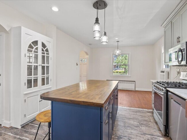 Building Photo - Vintage home with Modern finishes and fenc...