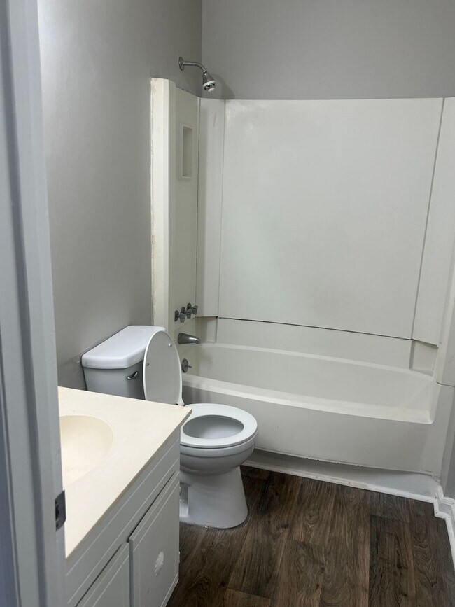 Building Photo - 2 Bedroom 2 Bath Condo