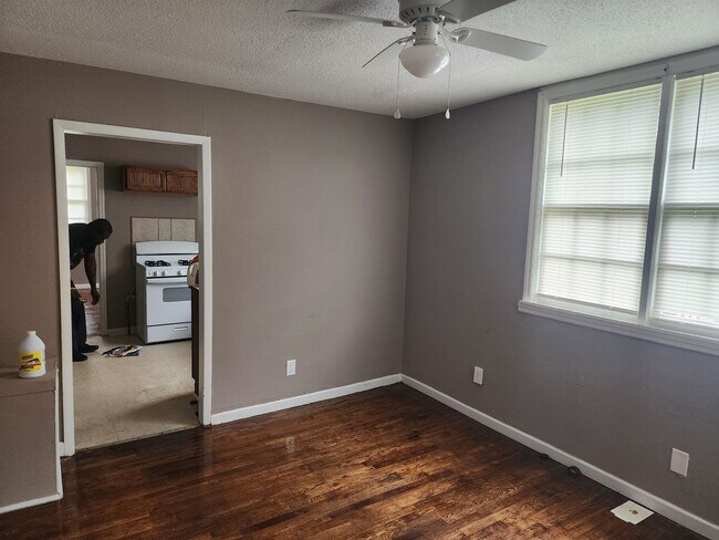 Building Photo - Stunning 3-Bedroom Home with Fresh Modern ...