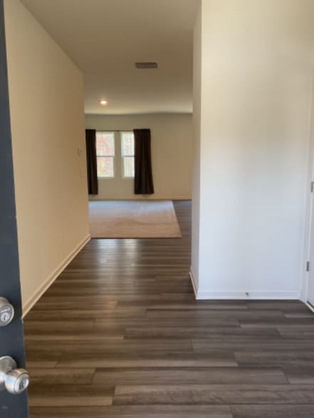 Building Photo - 305 Pond Ct