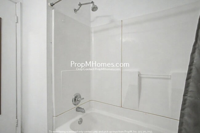 Building Photo - Updated Two Bedroom Duplex in Sellwood - Garage Included!