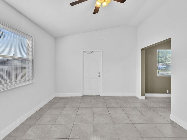 Building Photo - 525 NW 10th Ave